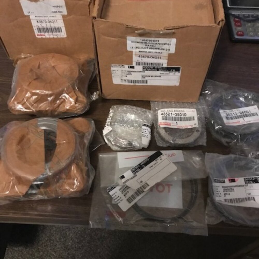 Toyota Tacoma OEM NOS Front Wheel Hub Assembly Set 43570-04011 Left & Right